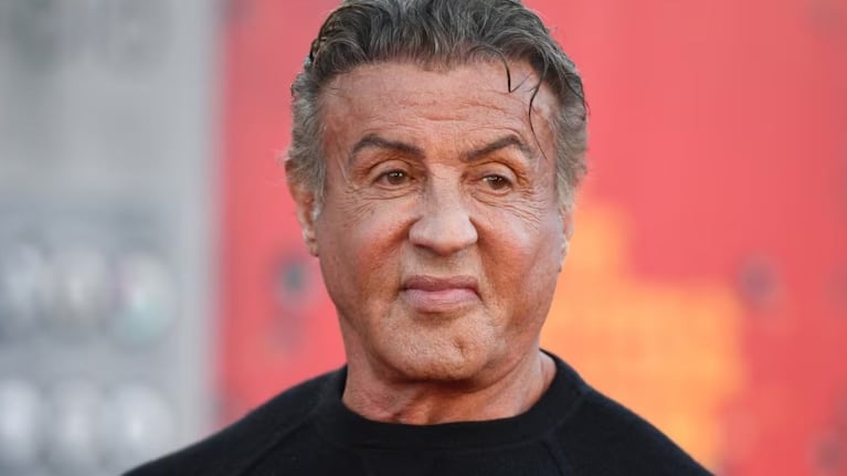 El personaje de Stallone, Ray Breslin, evoluciona de ser un prisionero fugado a un papel más mentor y estratega.