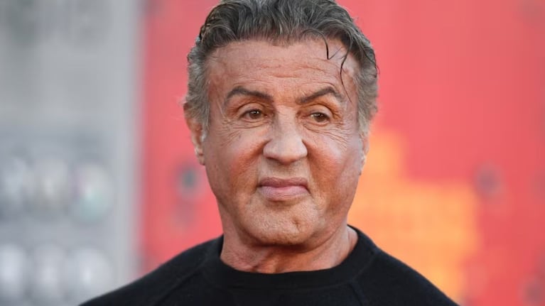 El personaje de Stallone, Ray Breslin, evoluciona de ser un prisionero fugado a un papel más mentor y estratega.