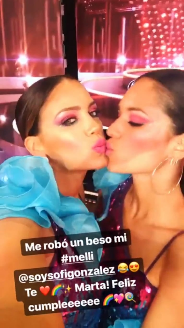 El pícaro piquito de Rocío Robles y Sofía González en ShowMatch: "Me robó un beso mi melli"
