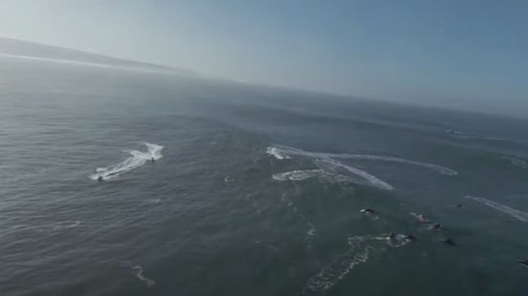 El piloto de un dron grabó el tenso momento en que una surfista es arrastrada bajo el agua por una enorme ola