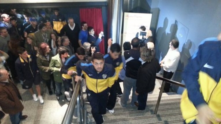 El plantel de Boca a la salida del teatro Picadilly. (Foto: prensa Javier Faroni)
