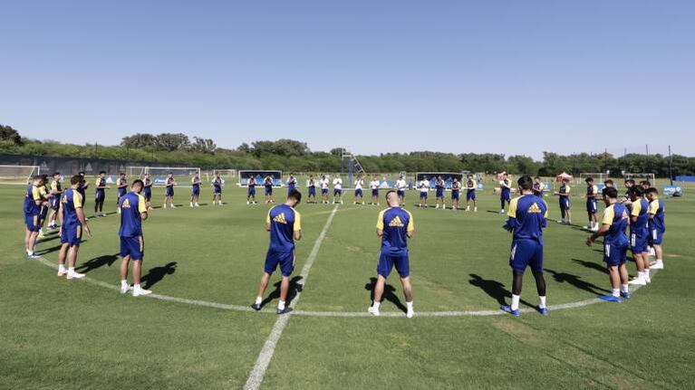 El plantel de Boca le rindió homenaje a Maradona antes de comenzar la práctica