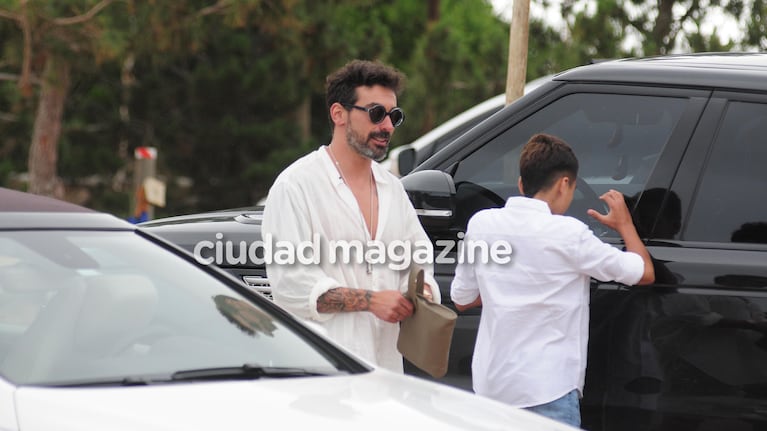 El Pocho Lavezzi, camisa oversize y mucha onda junto a su hijo. Foto: GM Press