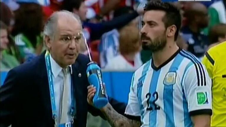 El Pocho Lavezzi y su broma a Alejandro Sabella (Fotos: Captura).