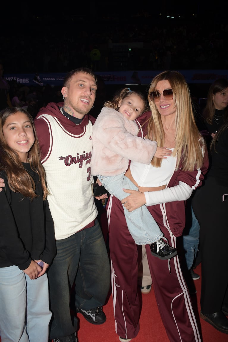 El Polaco con sus hijas y Panam en el estreno de Disney On Ice (Foto: Prensa).