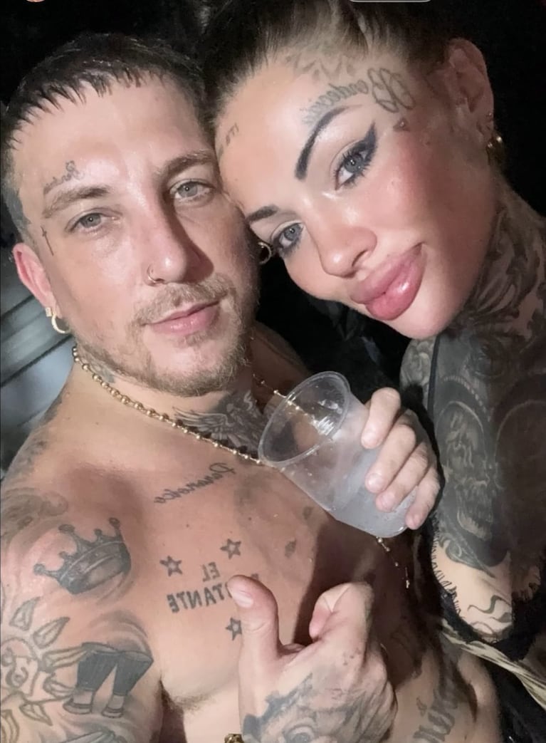 El Polaco en cueros junto a una fanática. (Foto: X)