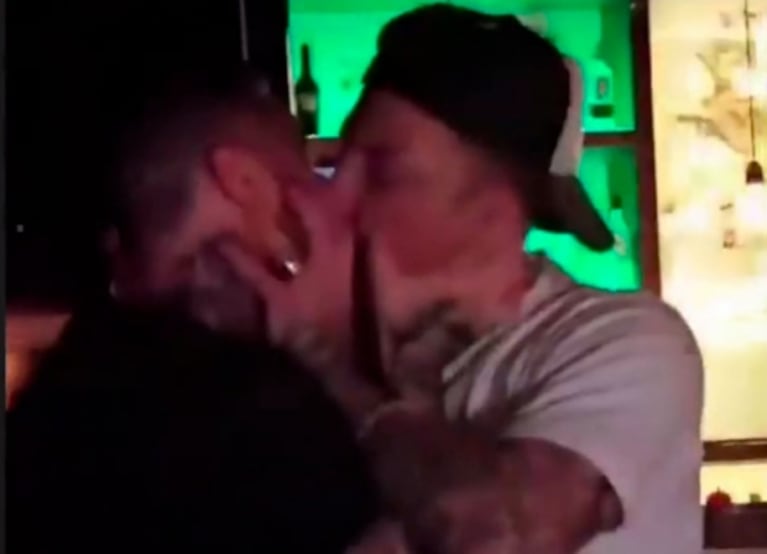 El Polaco estuvo a los besos con Martín Baclini en un bar y Barby Silenzi reaccionó: "Me están engañando en mi cara"