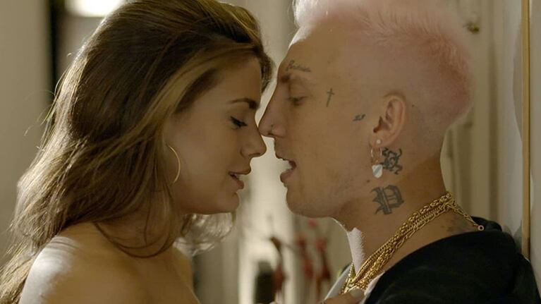 El Polaco lanzó el sugerente videoclip de su tema con Natalie Pérez