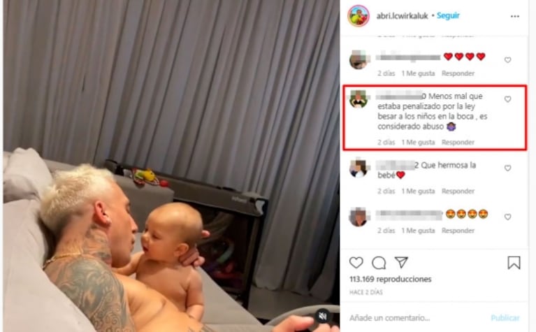 El Polaco recibió una catarata de críticas por un video dándole besos en la boca a su beba: "¡Eso está mal!"