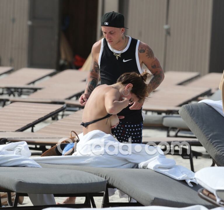 El Polaco y Silvina Luna, relax total en las playas de Miami… y un inesperado blooper hot