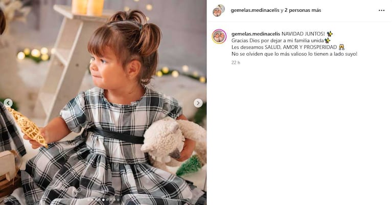 El posteo de Daniela Celis y Thiago Medina con sus hijas (Foto: Instagram @danielacelis01)