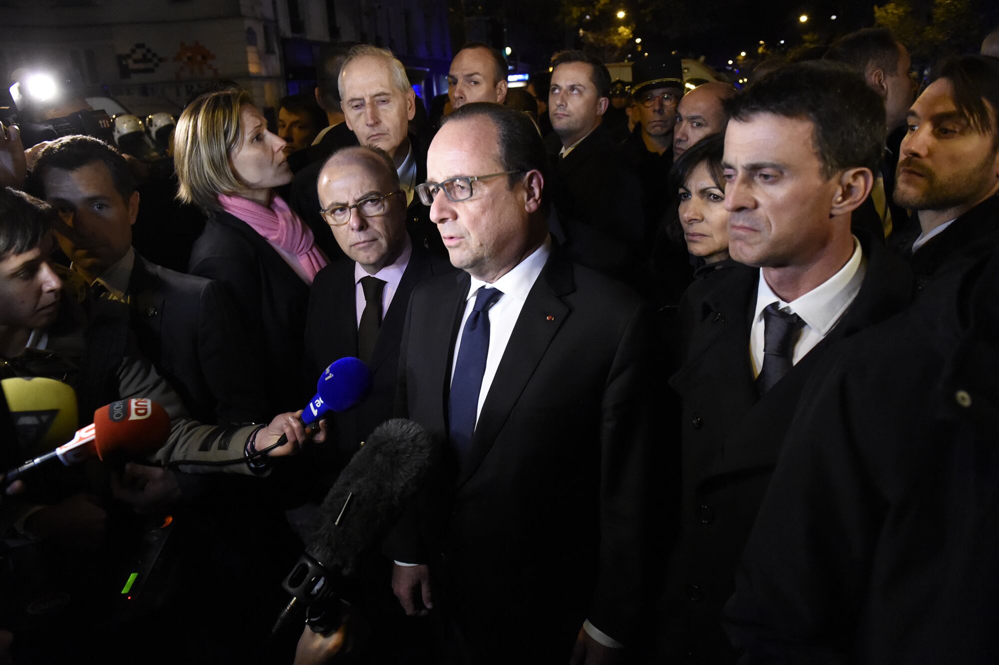El presidente de Francia, Hollande, se acercó a El Bataclan (Fotos: AFP). 