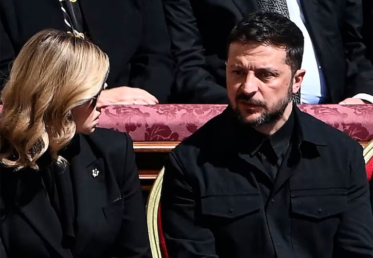 El presidente de Ucrania Volodimir Zelensky junto a su mujer Olena en el último adiós al papa Francisco (Foto: AFP)
