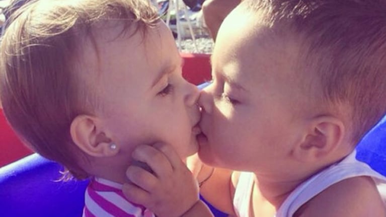 El primer beso de Lupe, la hija de Chechu Bonelli y Darío Cvitanich (Foto: Instagram)