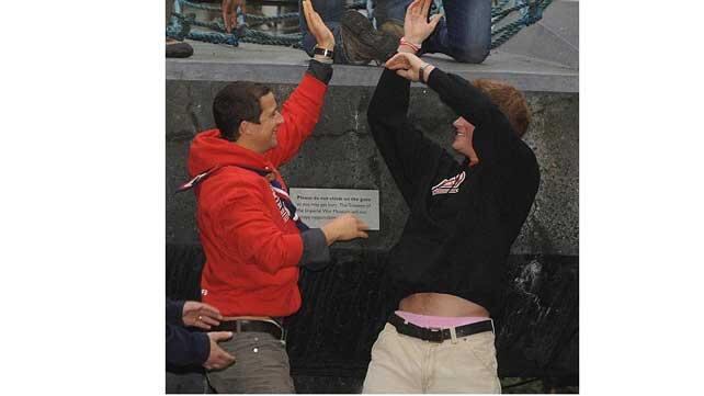El príncipe Harry de Inglaterra usa ropa interior rosa