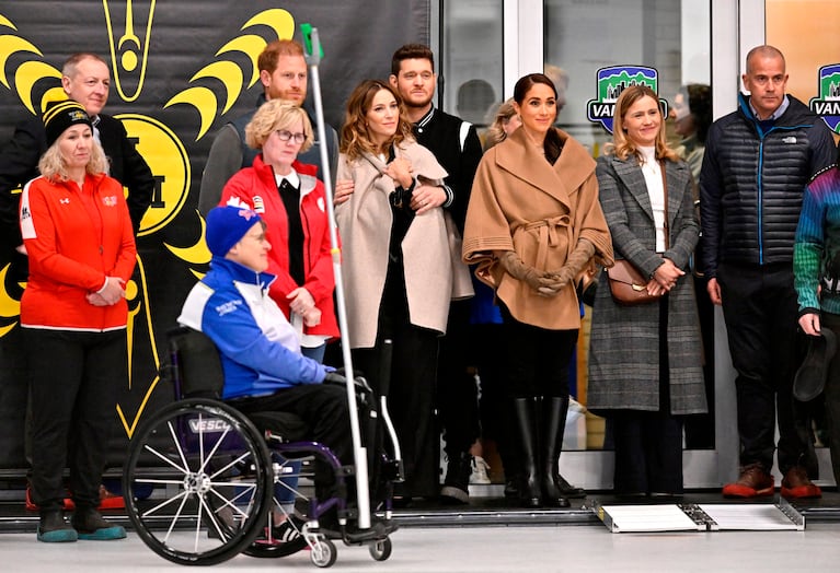  El príncipe Harry, duque de Sussex de Gran Bretaña y su esposa Meghan, duquesa de Sussex, junto con Michael Bublé, asisten a una sesión de curling en silla de ruedas en el centro comunitario Hillcrest durante una visita al campo de entrenamiento de los Invictus Games. Vancouver Whistler 2025 en Vancouver, Columbia Británica, Canadá 16 de febrero de 2024. REUTERS/Jennifer Gauthier