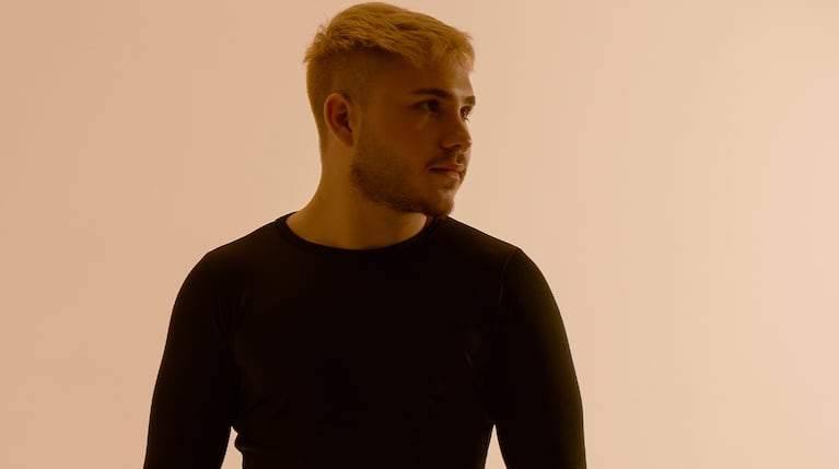 El productor y DJ argentino presenta su segundo lanzamiento en Simulate, el sello del británico Massano, consolidando un presente de fuerte proyección internacional.