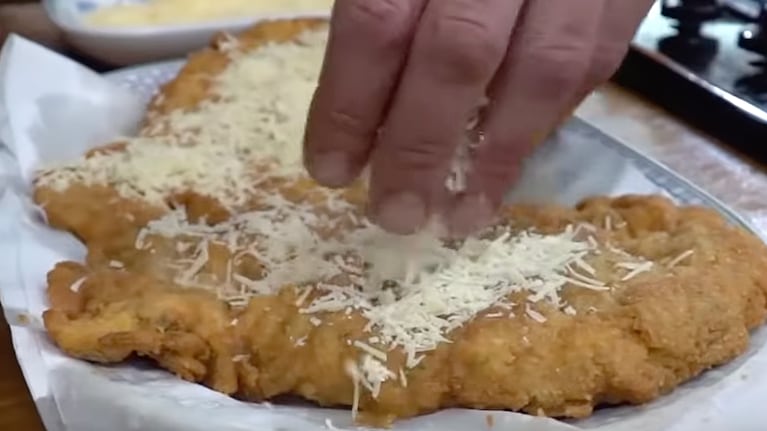 El queso sardo se tiene que colocar sobre la suprema caliente en esta receta de Maryland. Foto: Cucinare TV