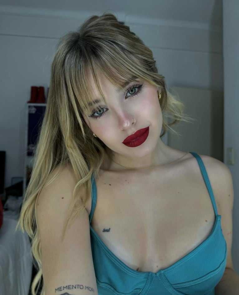 El radical cambio de look de Coti Romero: extensiones y flequillo recto