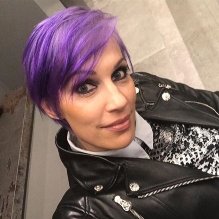 El radical cambio de look de Ingrid Grudke… ¡de platinada a pelo violeta!