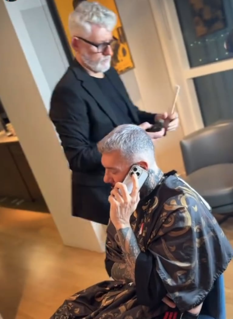 El radical cambio de look de Marcelo Tinelli: así le queda el pelo fucsia