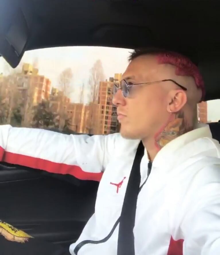 El radical cambio de look del Polaco: se rapó… ¡y se tiño el pelo de rosa!