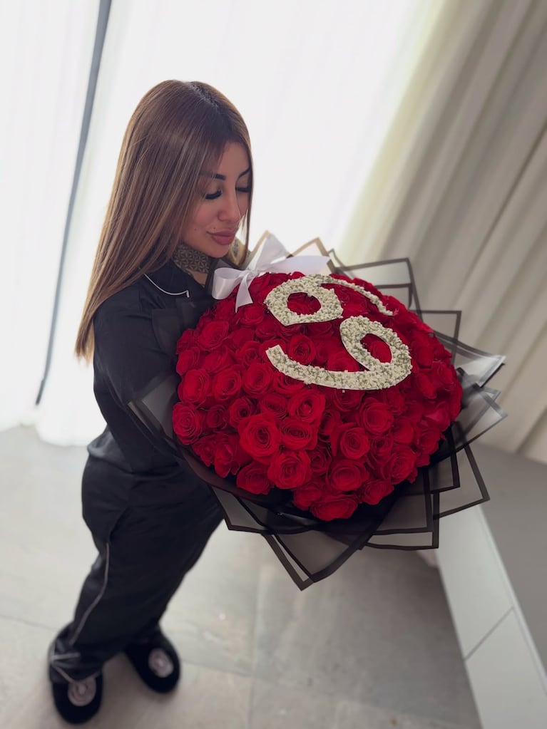 El ramo de rosas rojas con el símbolo de cáncer, el signo zodiacal de Tamara, fue uno de los regalos más comentados del día.