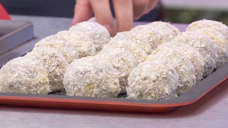 El rebozado con panko, un paso clave en la receta de Croquetas de morcilla. Foto: Cucinare TV