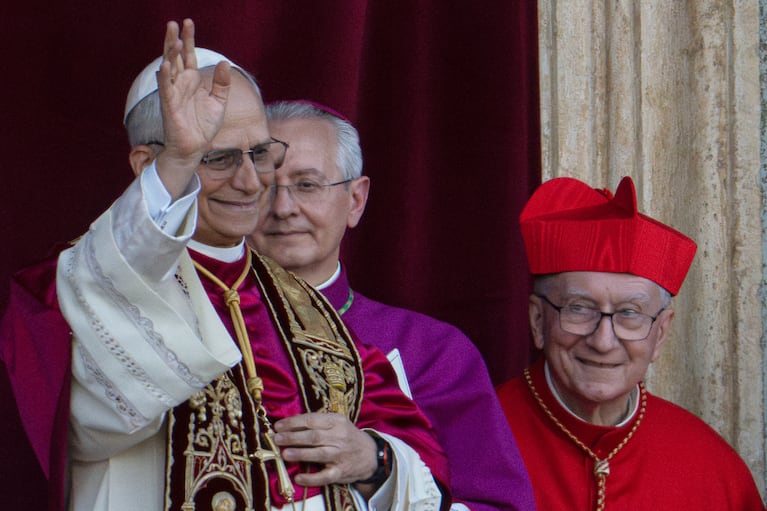 El recién elegido papa León XIV, a la izquierda, antes el cardenal Robert Francis Prevost, se ve junto al arzobispo y maestro de ceremonias Diego Giovanni Ravelli y el ex secretario de Estado del Vaticano, Pietro Parolin, en la logia central de la basílica de San Pedro del Vaticano, poco después de su elección como 267mo pontífice de la Iglesia católica romana, el jueves 8 de mayo de 2025. (AP Foto/Domenico Stinellis)