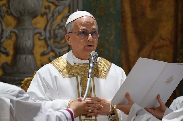 El recién elegido papa León XIV concelebra una misa con el colegio de Cardenales en la capilla Sixtina tras su elección como 267mo pontífice de la Iglesia católica romana, el viernes 9 de mayo de 2025. (Vatican Media via AP)