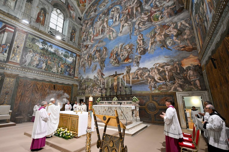 El recién elegido papa León XIV, segundo por la izquierda, concelebra una misa con el Colegio de Cardenales en la capilla Sixtina, en el Vaticano, al día siguiente de ser elegido 267mo papa de la Iglesia católica romana, el 9 de mayo de 2025. (Vatican Media via AP)