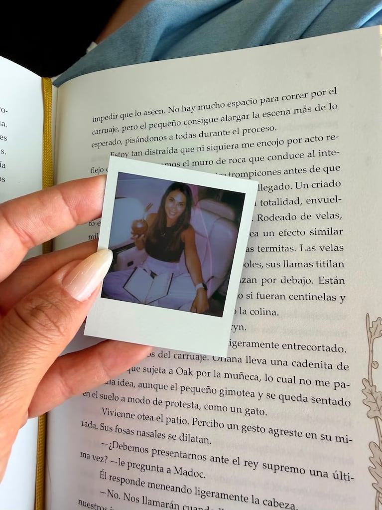 El recuerdo de Antonela Roccuzzo sonriendo con mate en mano, sobre las páginas abiertas de un libro.
Crédito Instagram.