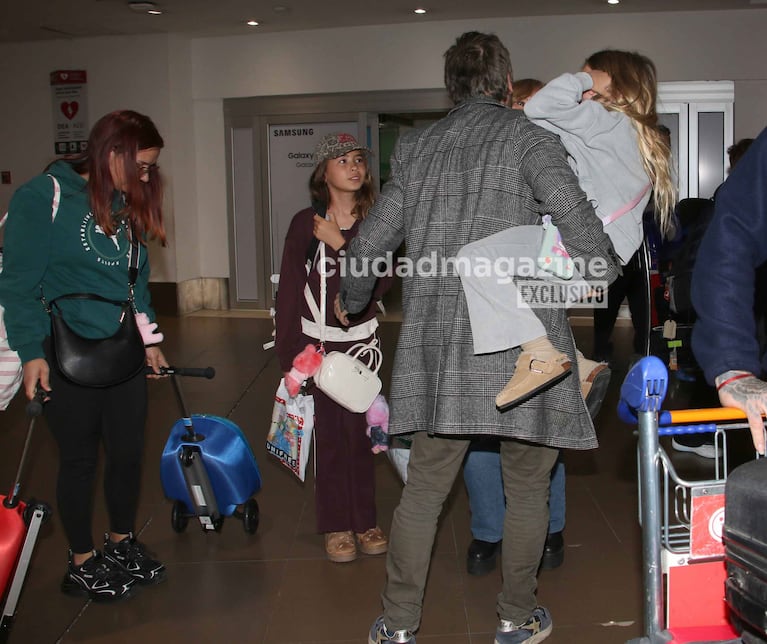 El reencuentro de Benjamín Vicuña y Benicio con Magnolia, Amancio, Rufina Cabré y la madre de la China Suárez en el Aeropuerto tras su vuelta de Turquía (Foto: Movilpress).