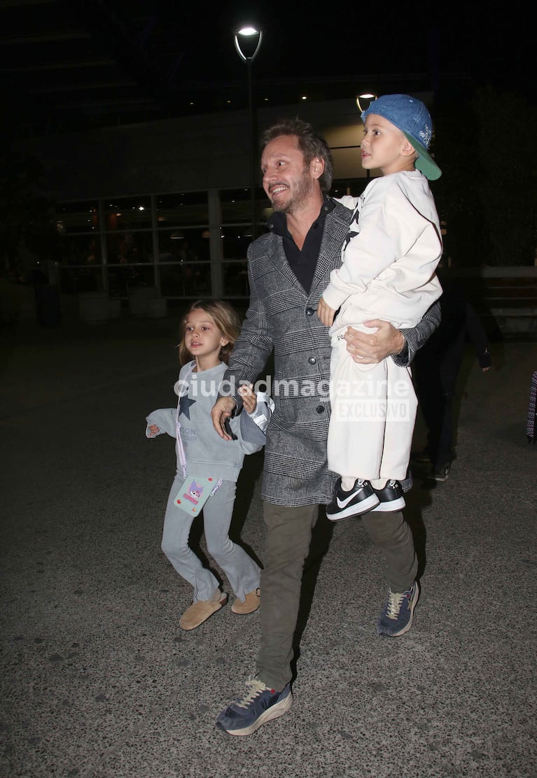 El reencuentro de Benjamín Vicuña y Benicio con Magnolia y Amancio en el Aeropuerto tras su vuelta de Turquía, a principios de agosto (Foto: Movilpress).