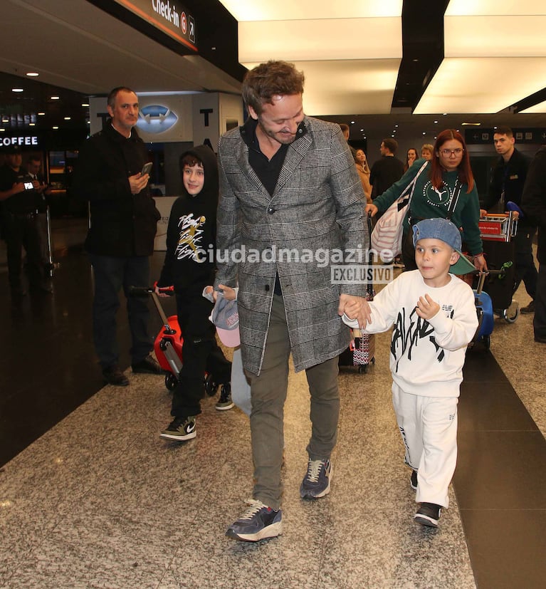 El reencuentro de Benjamín Vicuña y Benicio con Magnolia y Amancio en el Aeropuerto tras su vuelta de Turquía (Foto: Movilpress).