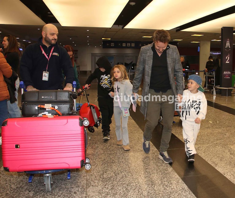 El reencuentro de Benjamín Vicuña y Benicio con Magnolia y Amancio en el Aeropuerto tras su vuelta de Turquía (Foto: Movilpress).