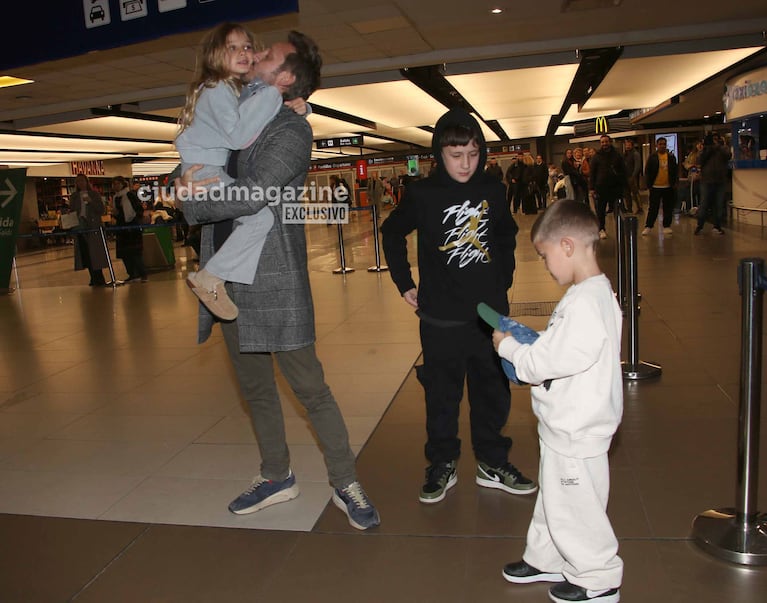 El reencuentro de Benjamín Vicuña y Benicio con Magnolia y Amancio en el Aeropuerto tras su vuelta de Turquía (Foto: Movilpress).