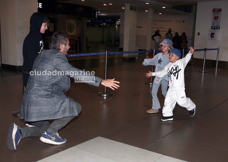 El reencuentro de Benjamín Vicuña y Benicio con Magnolia y Amancio en el Aeropuerto tras su vuelta de Turquía (Foto: Movilpress).