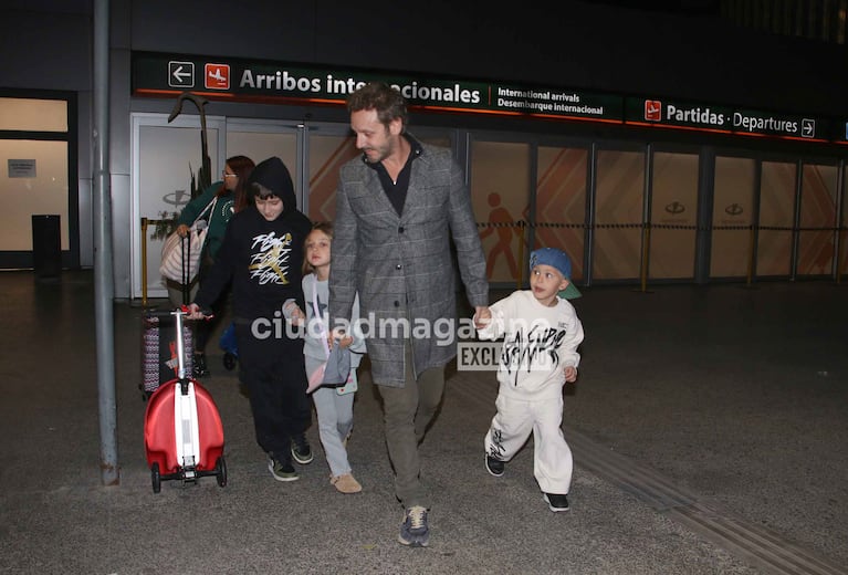 El reencuentro de Benjamín Vicuña y Benicio con Magnolia y Amancio en el Aeropuerto tras su vuelta de Turquía (Foto: Movilpress).