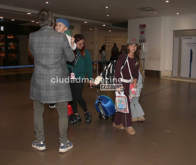 El reencuentro de Benjamín Vicuña y Benicio con Rufina Cabré, Magnolia, Amancio en el Aeropuerto tras su vuelta de Turquía (Foto: Movilpress).