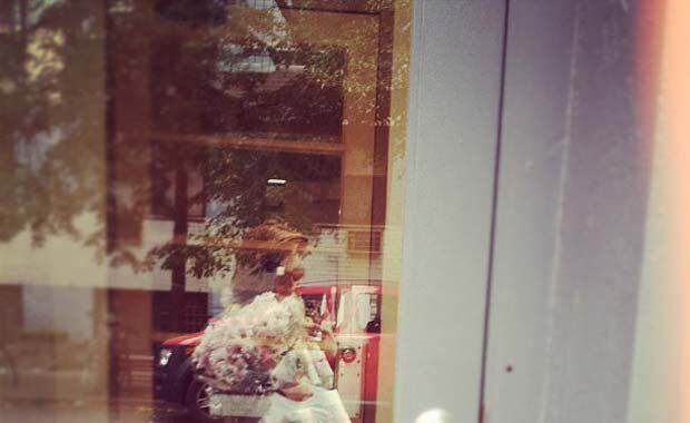 El reflejo de Calu Rivero, de compras y con flores.  (Foto: @riverocalu)