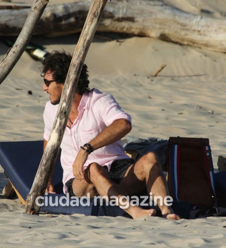 El refrescante chapuzón de Pico Mónaco en el mar de Punta del Este: elegante look playero y lomazo al sol