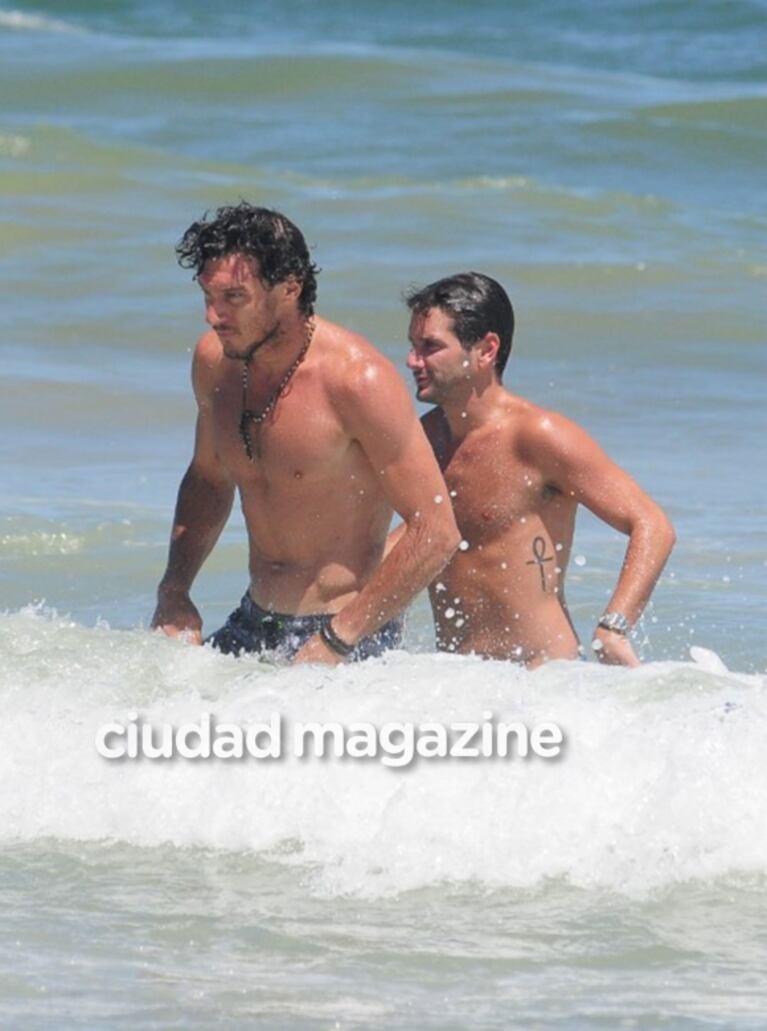 El refrescante chapuzón de Pico Mónaco en el mar de Punta del Este: elegante look playero y lomazo al sol