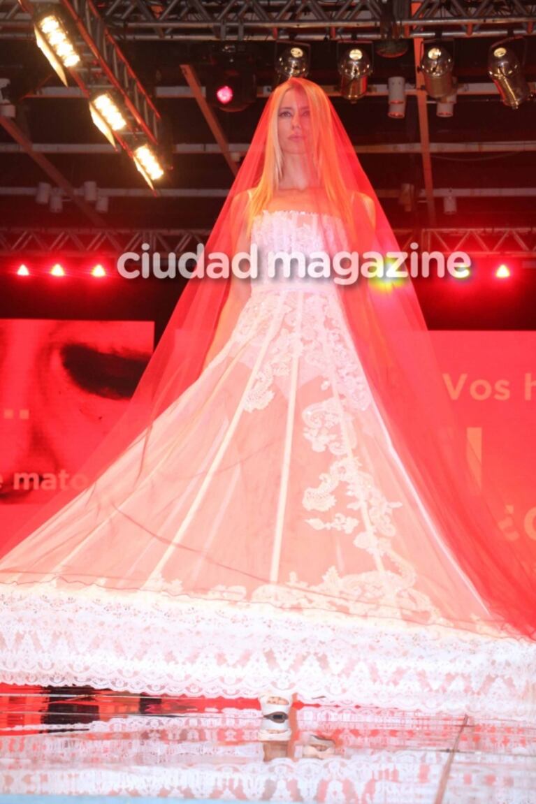 El regreso de Nicole Neumann a las pasarelas tras su escandalosa separación: evitó a la prensa… ¡y cerró vestida de novia! 