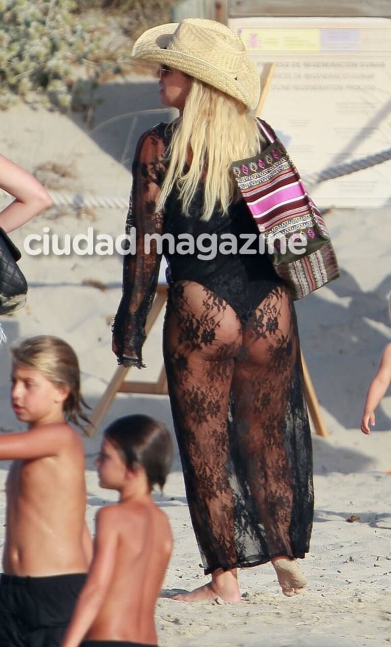 El relax vip de Wanda Nara con sus hijos en Formentera: curvas, playa y un look súper despampanante