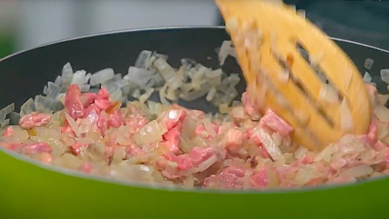 El relleno del puré de papas se debe saltear en la sartén y luego incorporar al puré de papas. Foto: Cucinare TV