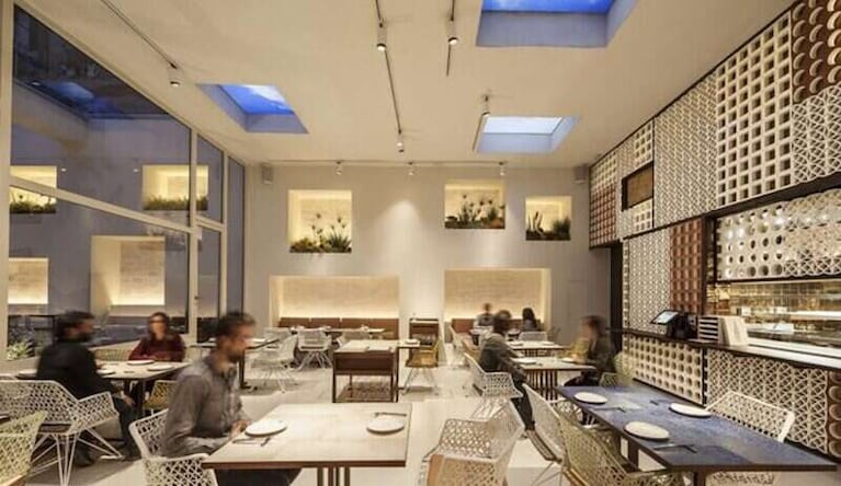 El restaurante barcelonés ‘Disfrutar’, dirigido por los chefs Oriol Castro, Eduard Xatruch y Mateu Casañas, ha sido nombrado el mejor del mundo en 2024.
