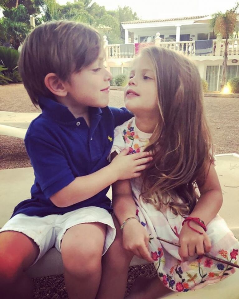 El reto de Wanda a Icardi tras ver a su hija dándole un piquito a un niño: "Dejá el asado y mirá a los nenes"