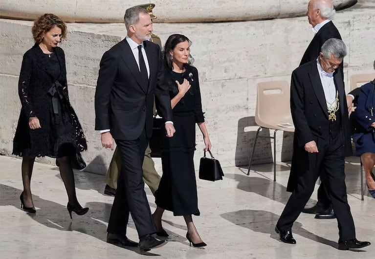 El Rey Felipe VI y la Reina Letizia de España en el último adiós al papa Francisco (Foto: AP).