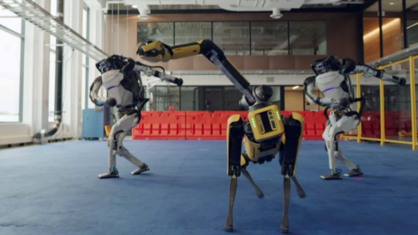 El robot bípedo Atlas de Boston Dynamics ya hace ejercicios complejos de parkour y da saltos mortales. Foto: Reuter.